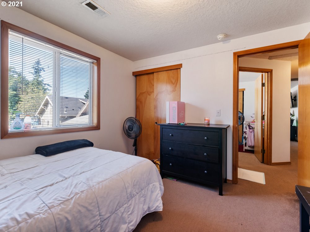 8106 Southeast Knight Street Portland, OR 97206 - Photo 7 of 29