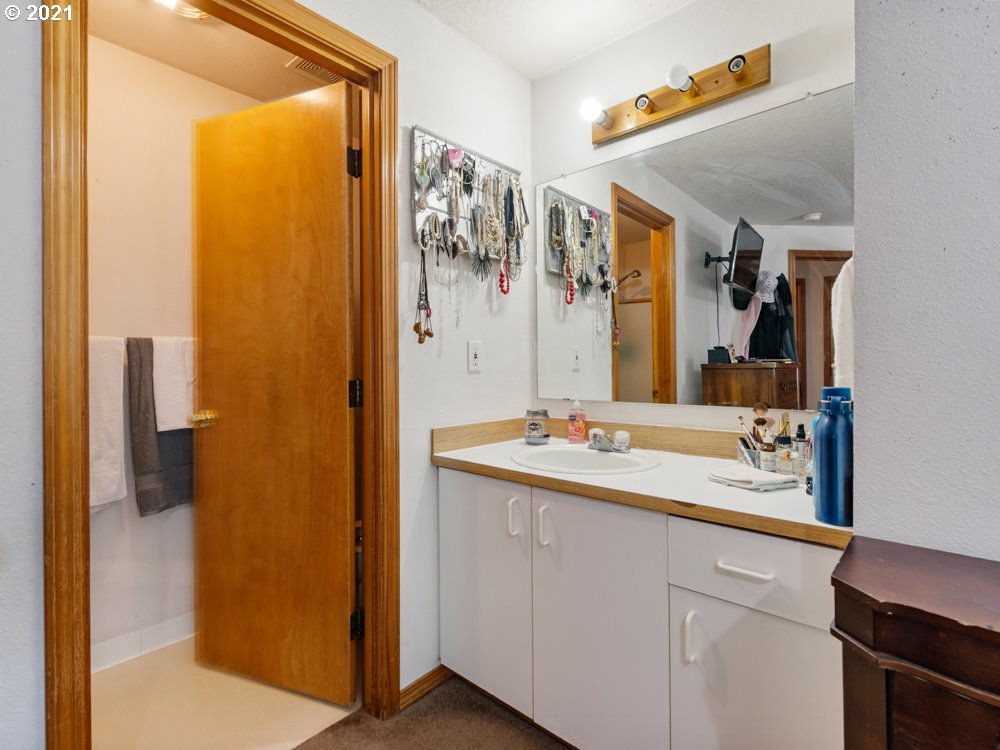 8106 Southeast Knight Street Portland, OR 97206 - Photo 9 of 29