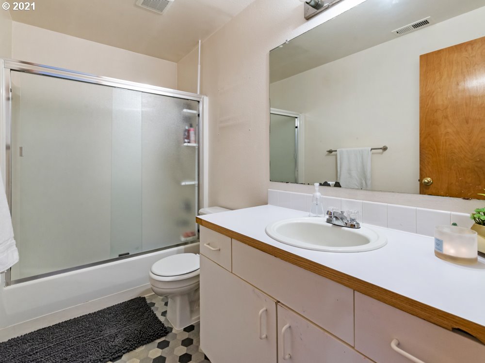 8106 Southeast Knight Street Portland, OR 97206 - Photo 10 of 29