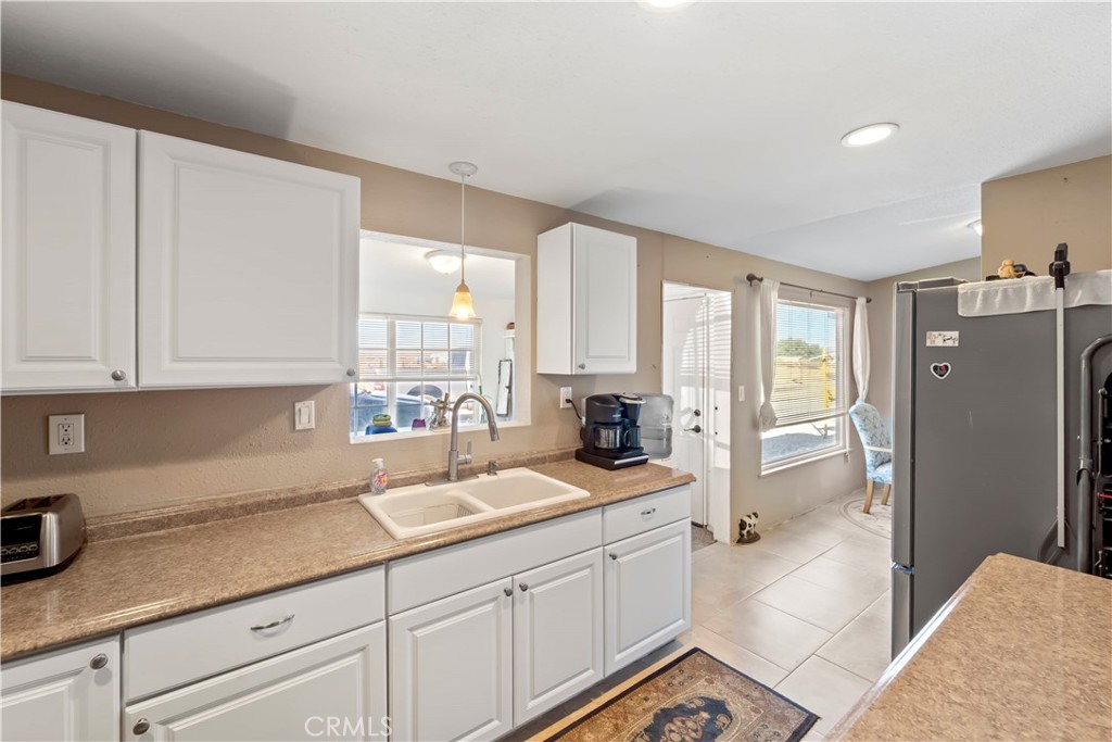 25088 Agate Road Barstow, CA 92311 - Photo 3 of 32 Kitchen