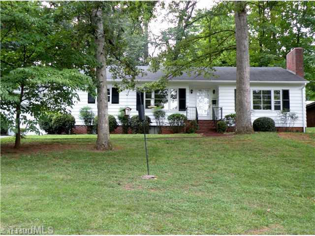 1044 Huntingdon Road Winston-Salem, NC 27104 - Photo 1 of 15 Exterior Front.