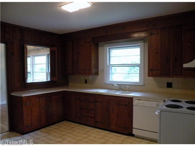 1044 Huntingdon Road Winston-Salem, NC 27104 - Photo 11 of 15 Kitchen.