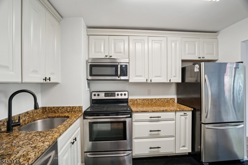 1111 River Road, Unit G10 Edgewater, NJ 07020 - Photo 12 of 17 Gallery Image 12