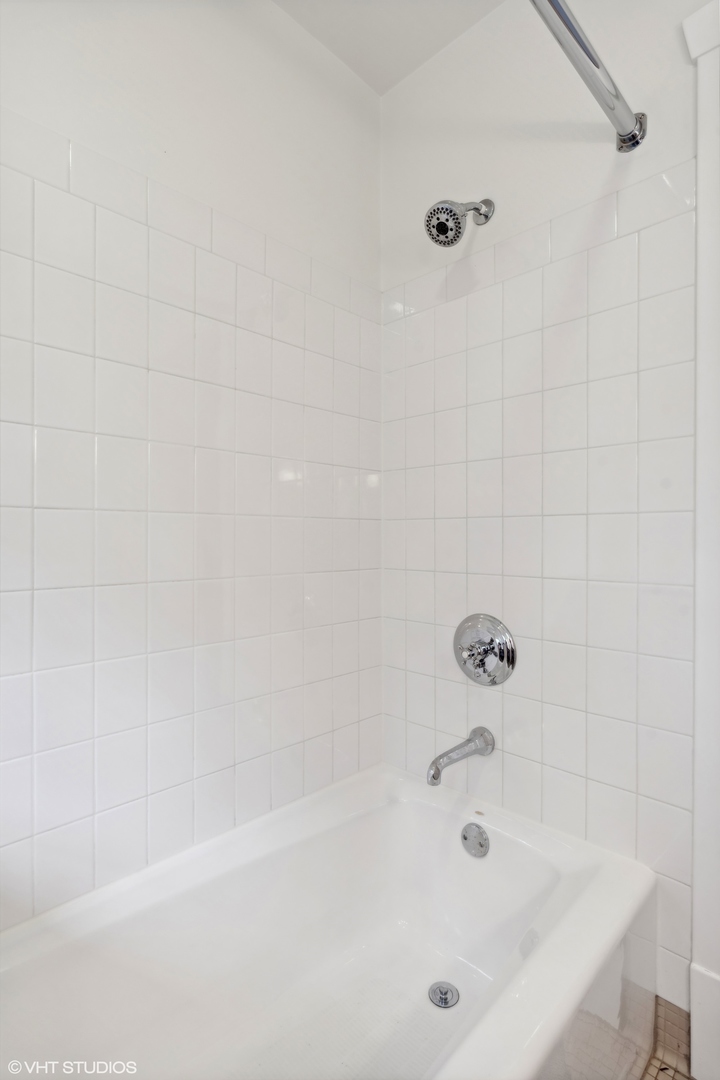 720 Willow Road Winnetka, IL 60093 - Photo 41 of 60 a bathroom with a bathtub