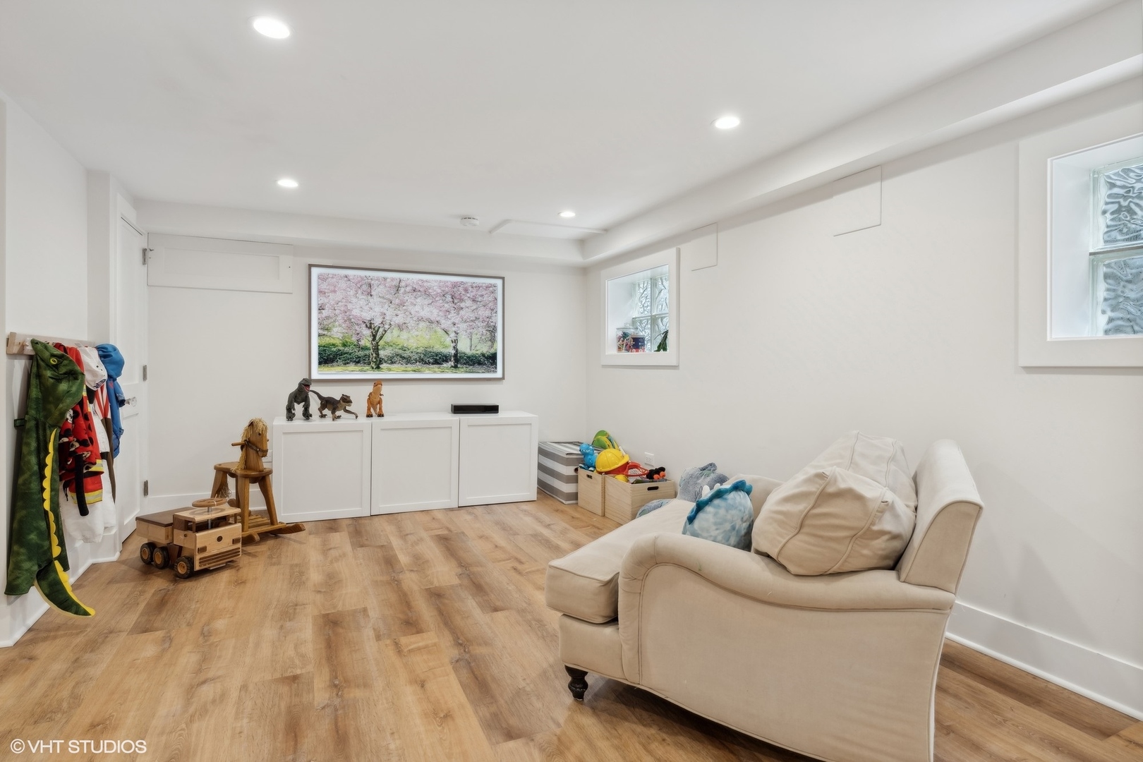 720 Willow Road Winnetka, IL 60093 - Photo 43 of 60 a living room with furniture and gym equipment