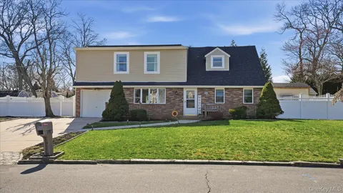 $699,999 | 178 Geery Avenue, Holbrook, NY 11741