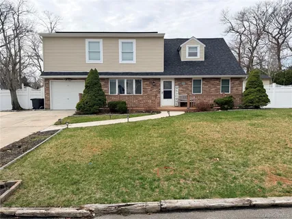 $699,999 | 178 Geery Avenue, Holbrook, NY 11741