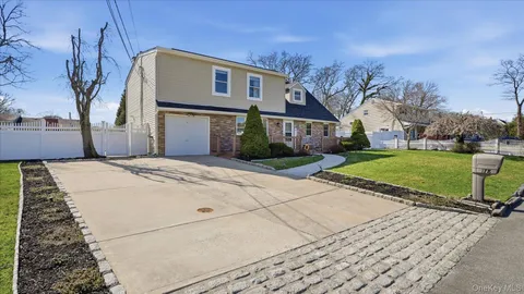 $699,999 | 178 Geery Avenue, Holbrook, NY 11741