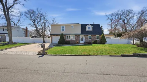 $699,999 | 178 Geery Avenue, Holbrook, NY 11741