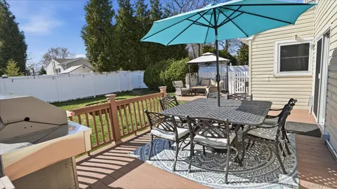 $699,999 | 178 Geery Avenue, Holbrook, NY 11741