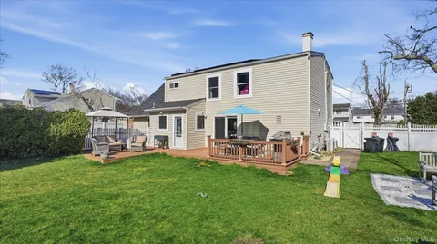 $699,999 | 178 Geery Avenue, Holbrook, NY 11741