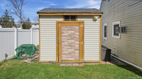 $699,999 | 178 Geery Avenue, Holbrook, NY 11741