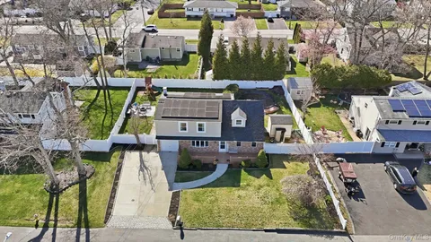 $699,999 | 178 Geery Avenue, Holbrook, NY 11741