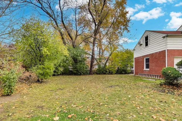 a view of a yard with a house