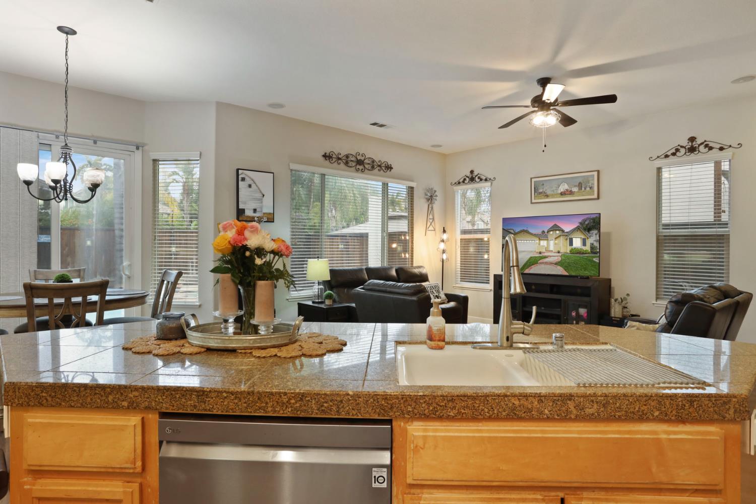 2307 Lighthouse Circle Tracy, CA 95304 - Photo 28 of 57 a view of a living room