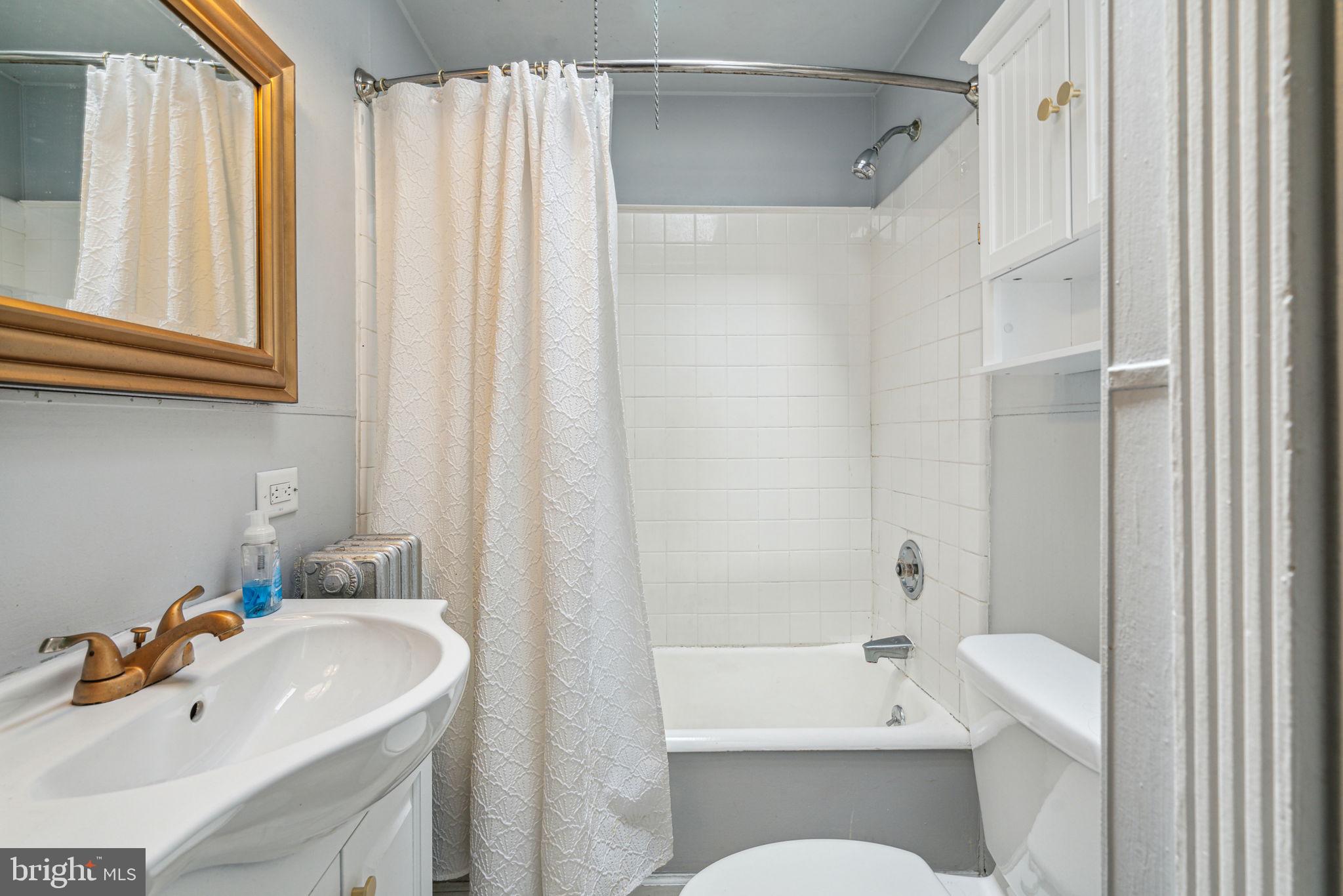 3455 Tilden Street Philadelphia, PA 19129 - Photo 20 of 32 a bathroom with a sink a toilet and a bathtub