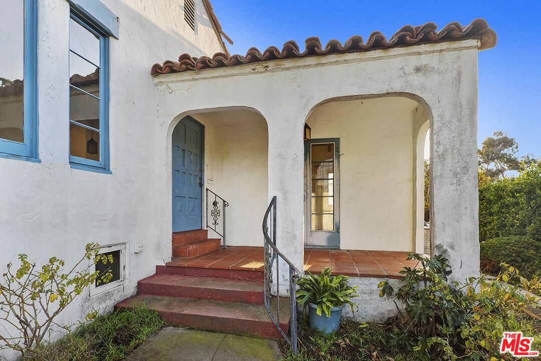 266 Mabery Road Santa Monica, CA 90402 - Photo 3 of 29 a front view of a house with garden