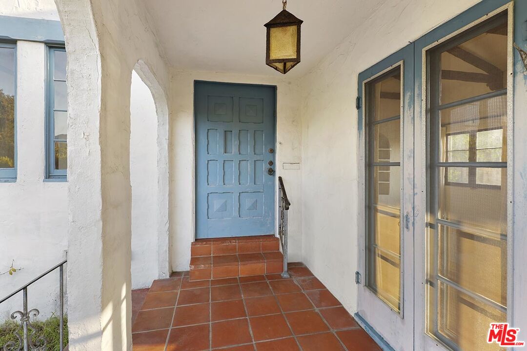 266 Mabery Road Santa Monica, CA 90402 - Photo 4 of 29 a view of a hallway
