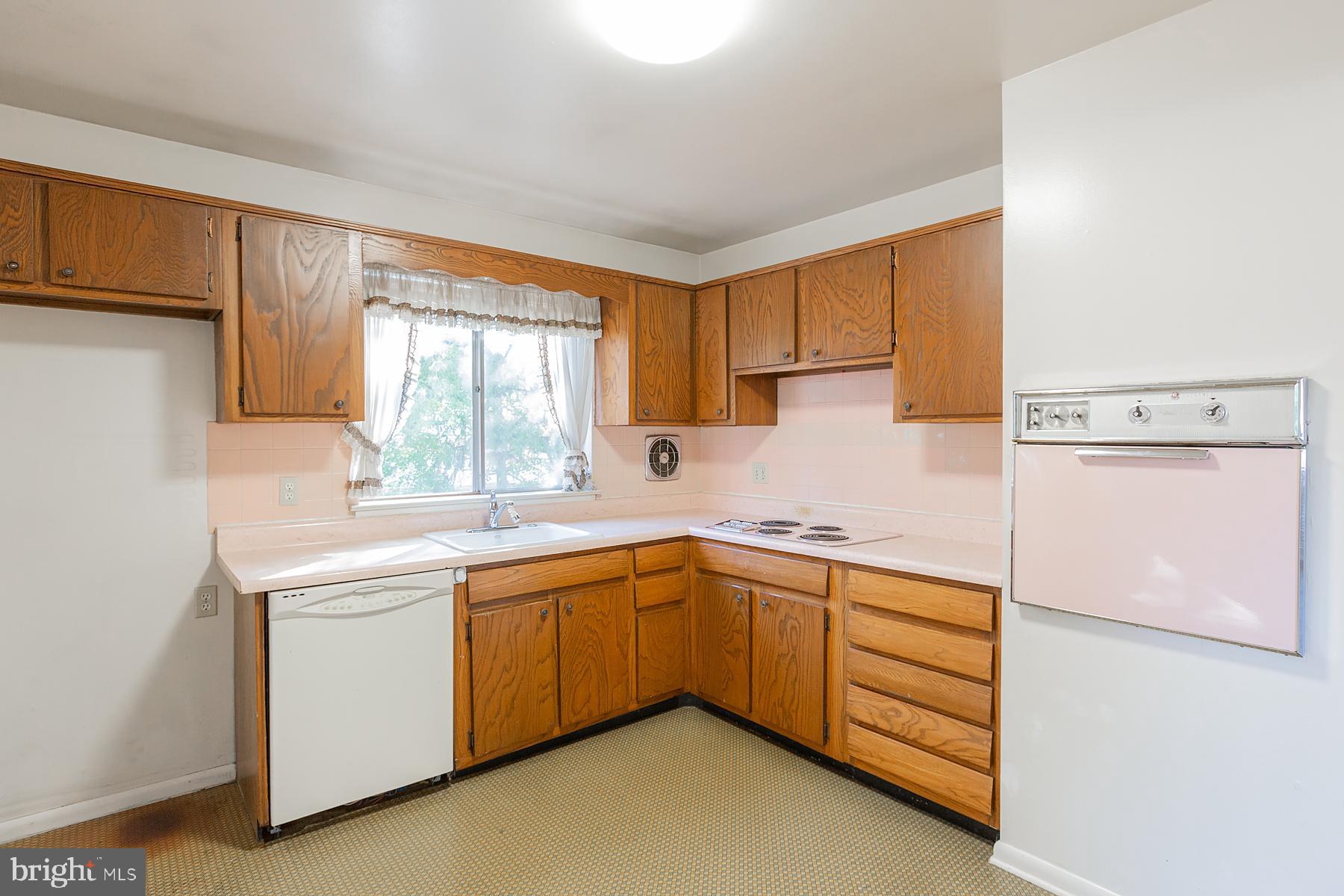 760 Blue Grass Road Lancaster, PA 17601 - Photo 16 of 61 Yes it has a dishwasher!