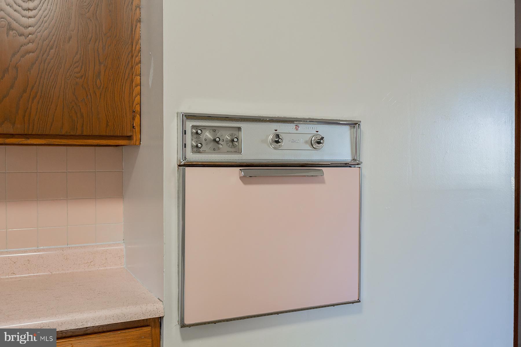 760 Blue Grass Road Lancaster, PA 17601 - Photo 19 of 61 GE Pink Wall Oven