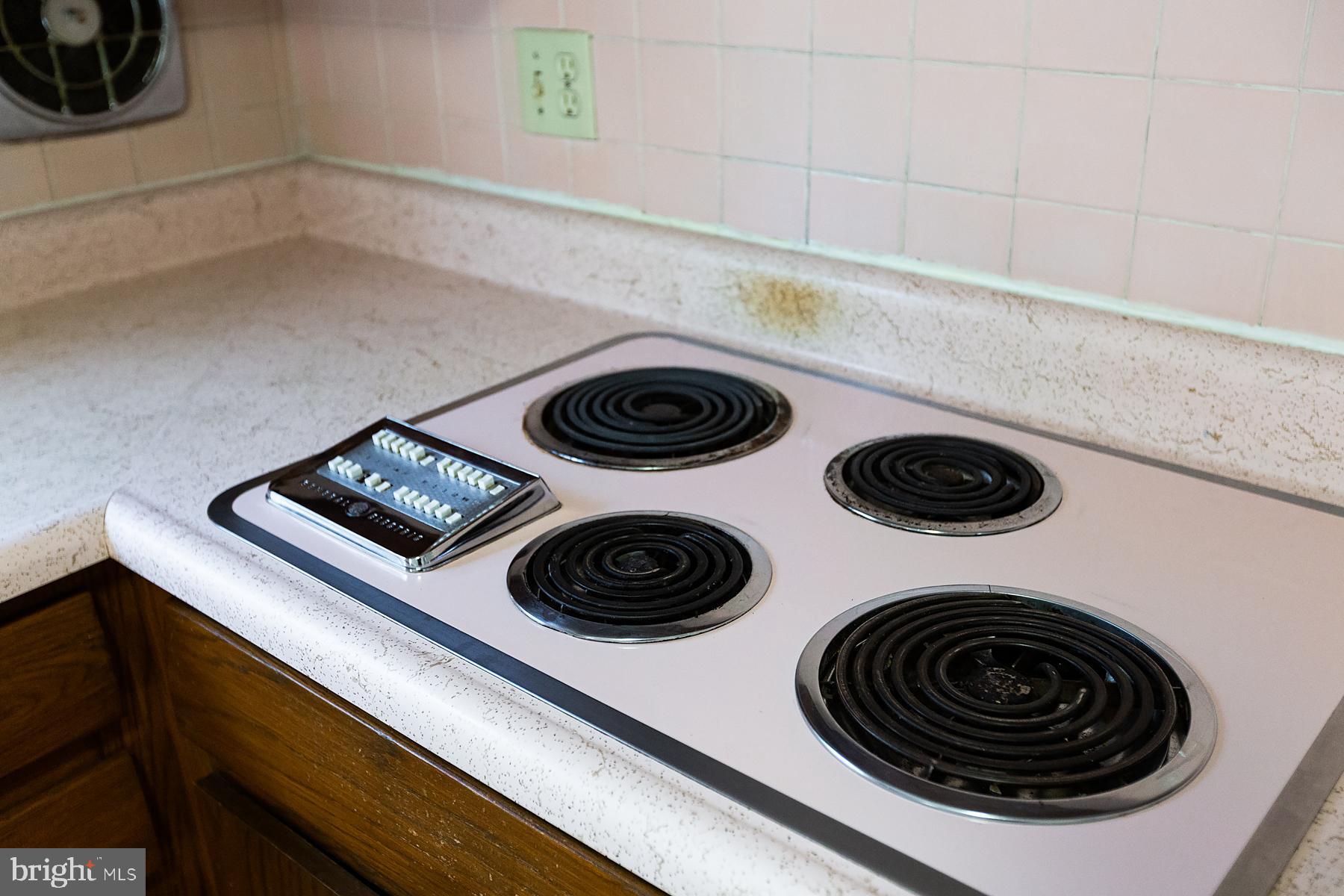 760 Blue Grass Road Lancaster, PA 17601 - Photo 21 of 61 GE Stove Stop