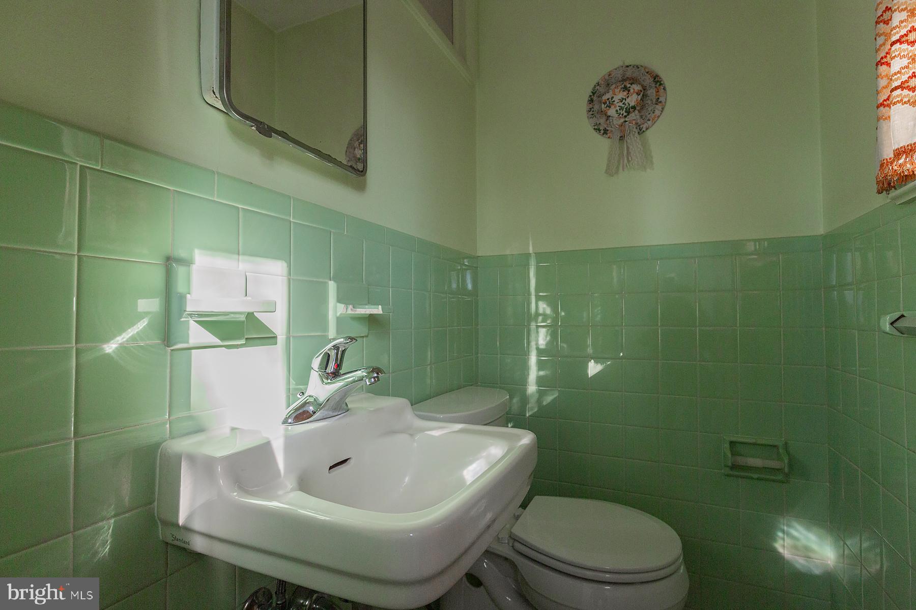 760 Blue Grass Road Lancaster, PA 17601 - Photo 27 of 61 Primary Half Bathroom
