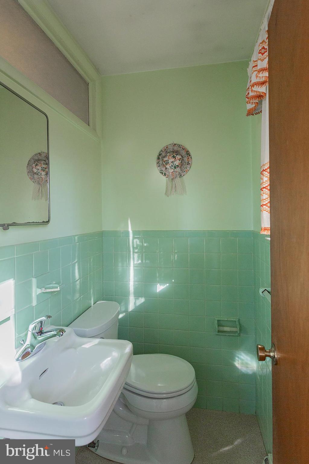 760 Blue Grass Road Lancaster, PA 17601 - Photo 28 of 61 Primary Half Bathroom
