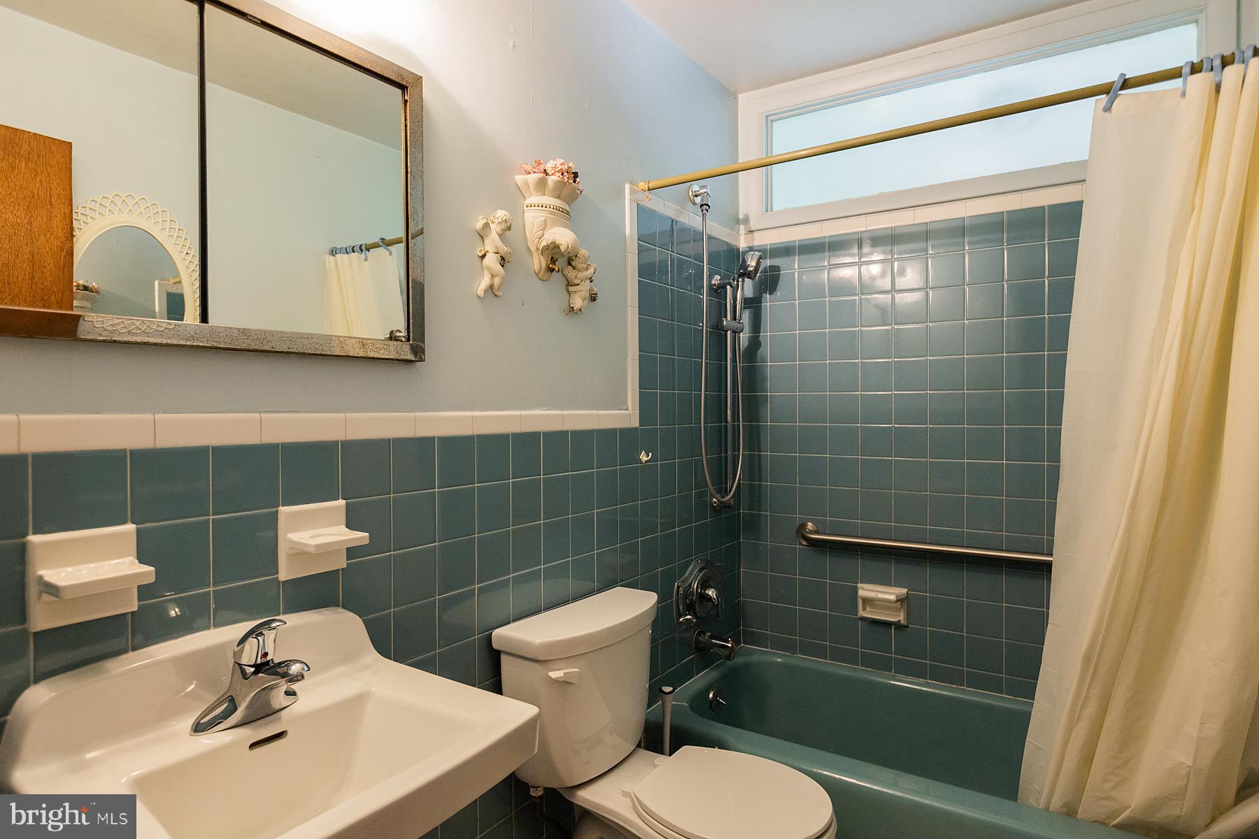 760 Blue Grass Road Lancaster, PA 17601 - Photo 31 of 61 Full Bathroom (off hallway)