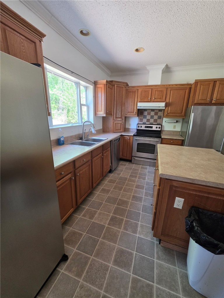 1400 Massey Road Pendleton, SC 29670 - Photo 9 of 25 This functional kitchen features stainless steel appliances and ample cabinetry.