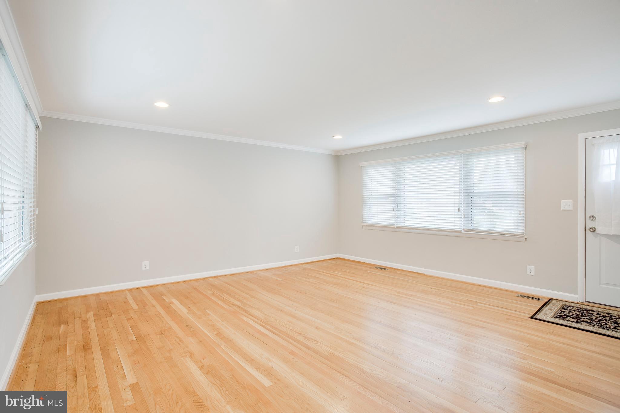 724 Shelley Road Towson, MD 21286 - Photo 3 of 20 Living Room
