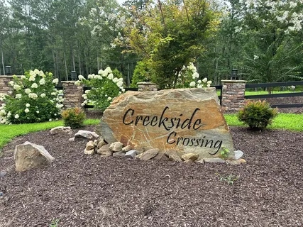 a sign that is sitting in the middle of a park