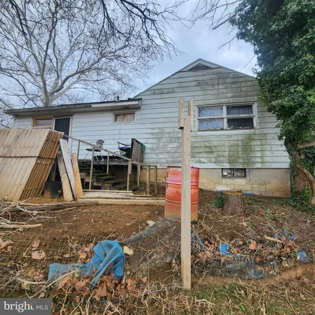a view of small yard in front of house