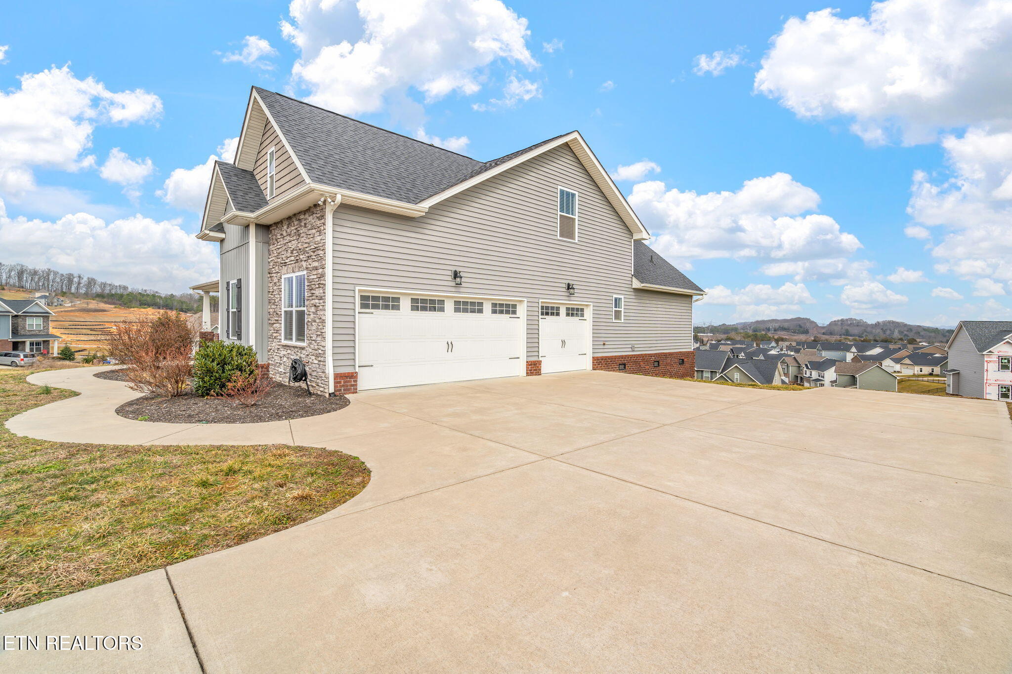 108 Hollyberry Road Oak Ridge, TN 37830 - Photo 5 of 60 3 Car Garage