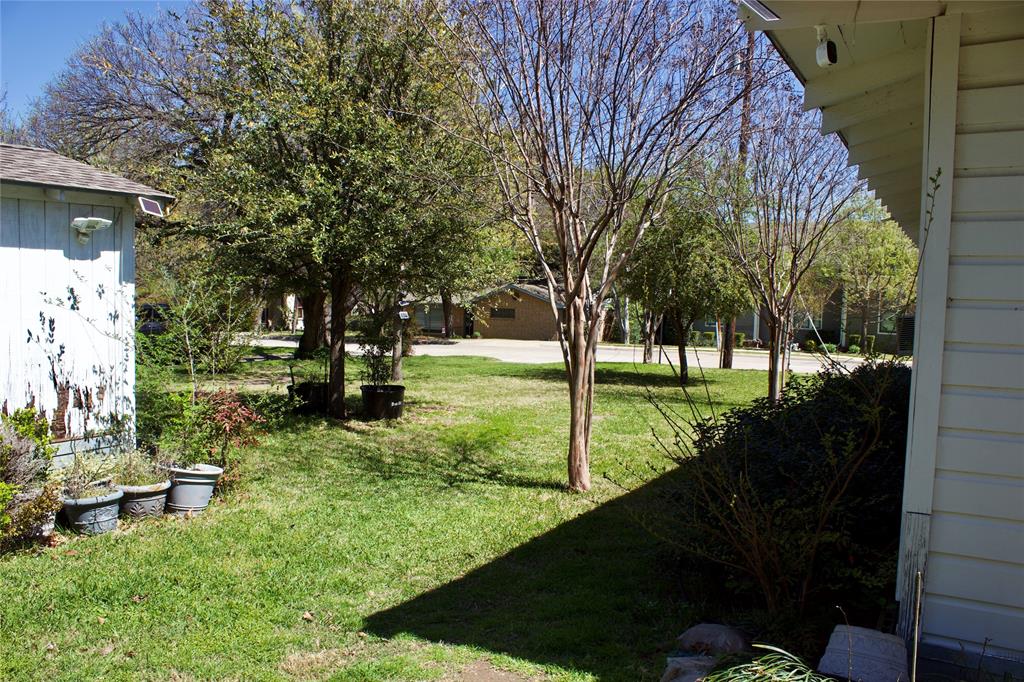 422 Smith Street Grapevine, TX 76051 - Photo 3 of 9 a view of park with tree s