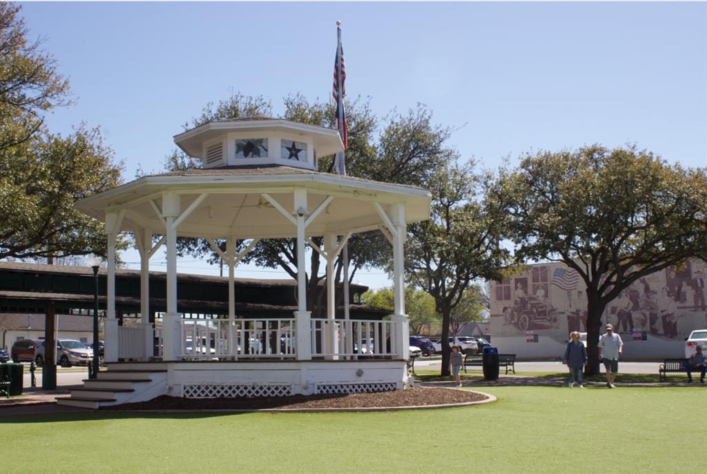 422 Smith Street Grapevine, TX 76051 - Photo 7 of 9 a front view of house with yard and green space