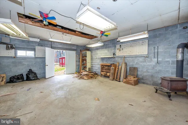 a view of a house with a yard and chandelier