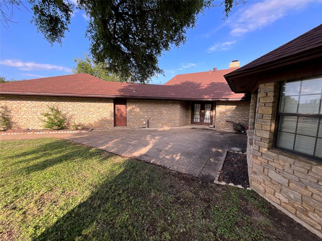 999 West Boynton Street Hamilton, TX 76531 - Photo 2 of 26 a front view of a house with a yard