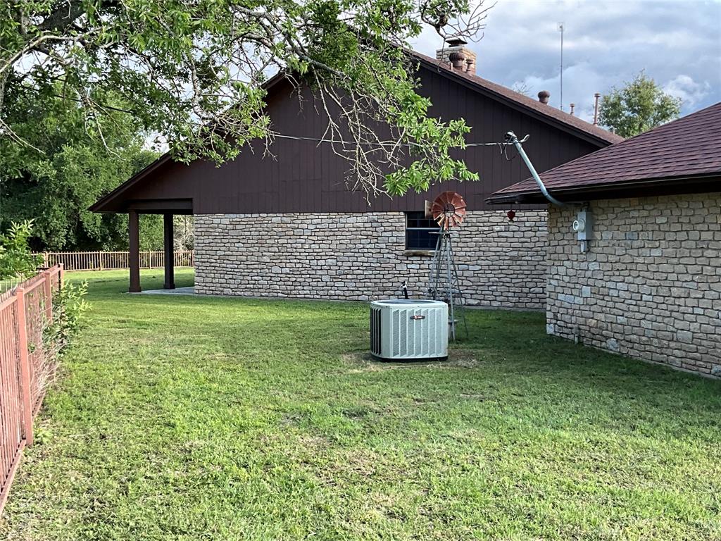 999 West Boynton Street Hamilton, TX 76531 - Photo 4 of 26 a front view of a house with garden