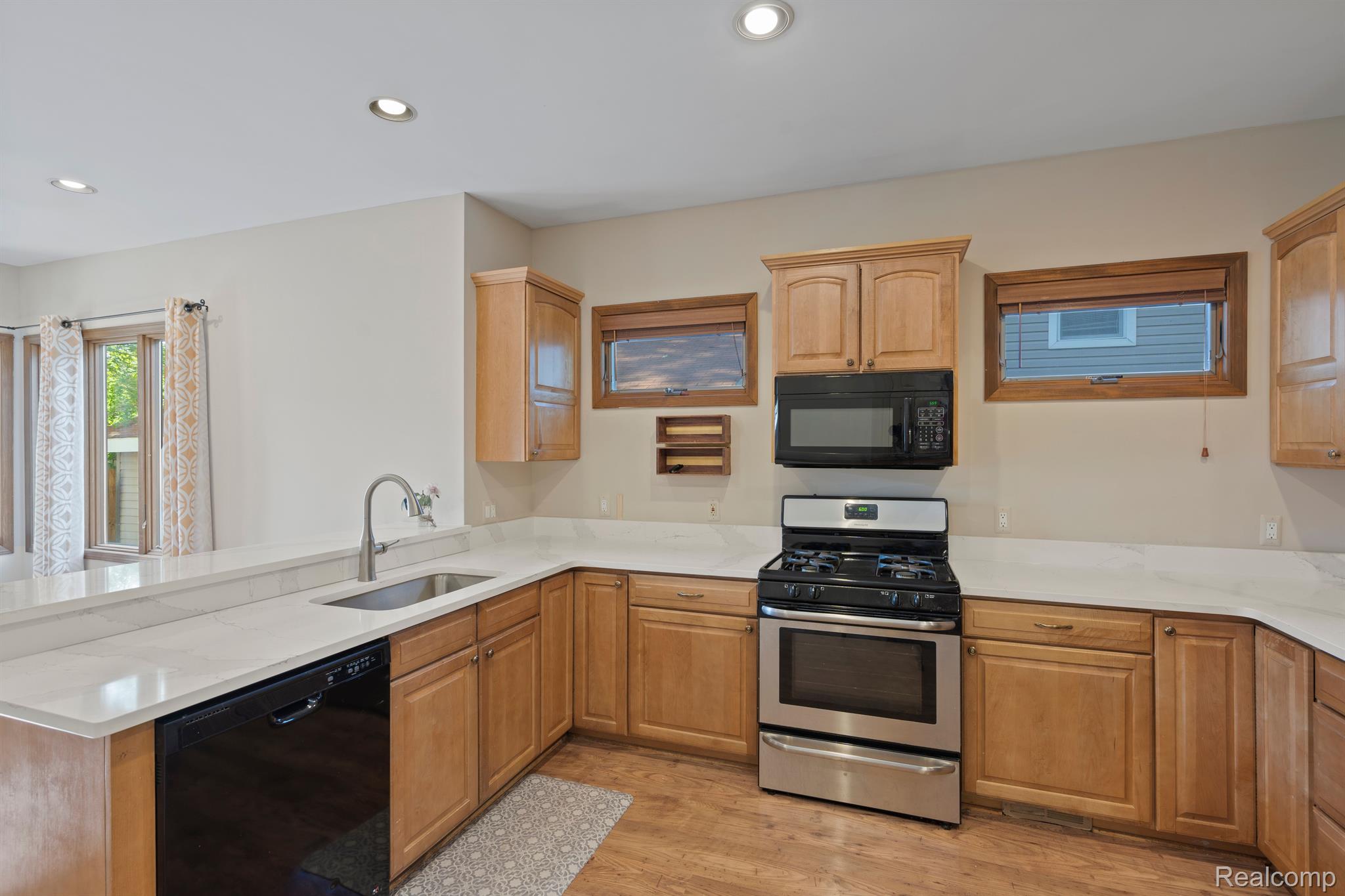403 Taylor Avenue Rochester, MI 48307 - Photo 15 of 34 Gallery Image 15