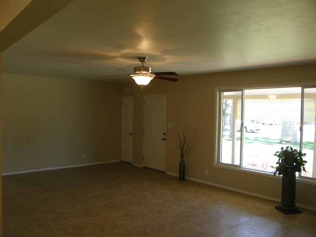 3346 North Randolph Road Phoenix, AZ 85014 - Photo 14 of 20 LIVING ROOM
