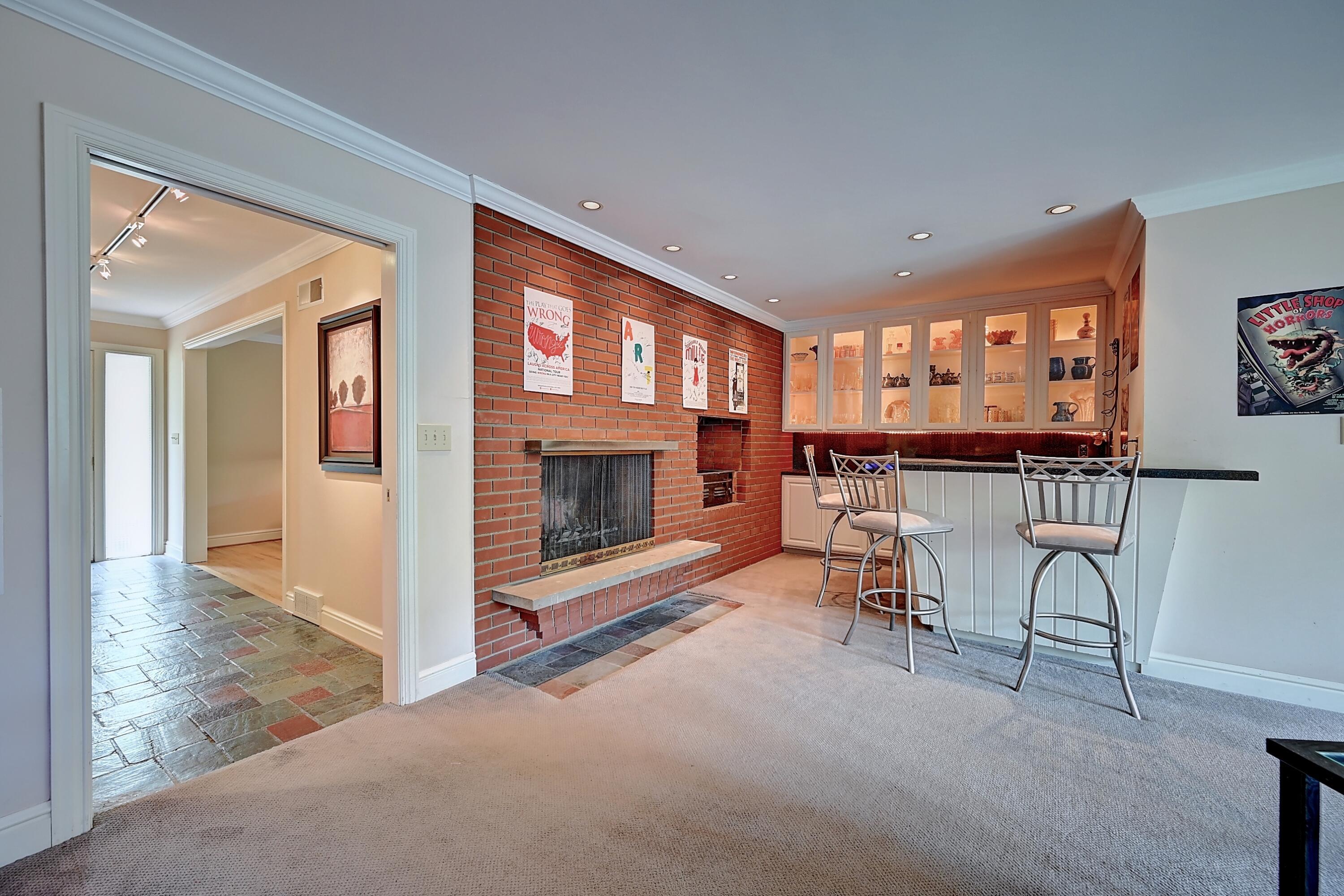 2982 Halstead Road Upper Arlington, OH 43221 - Photo 22 of 54 Family room/Fireplace/Dry bar
