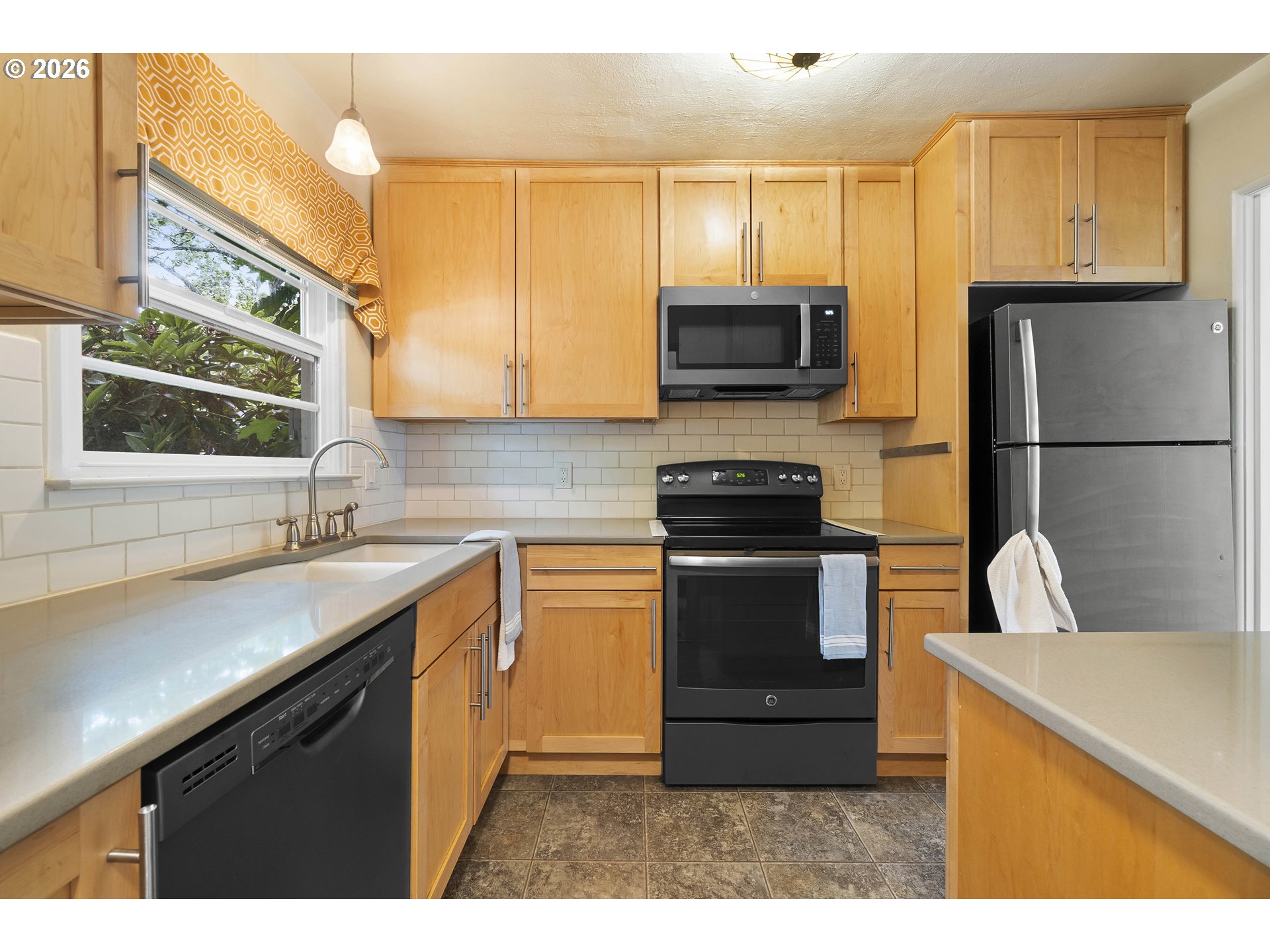6810 Northeast Hancock Street Portland, OR 97213 - Photo 5 of 40
