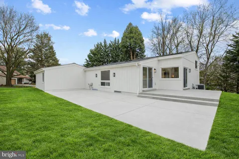 a view of house and outdoor space