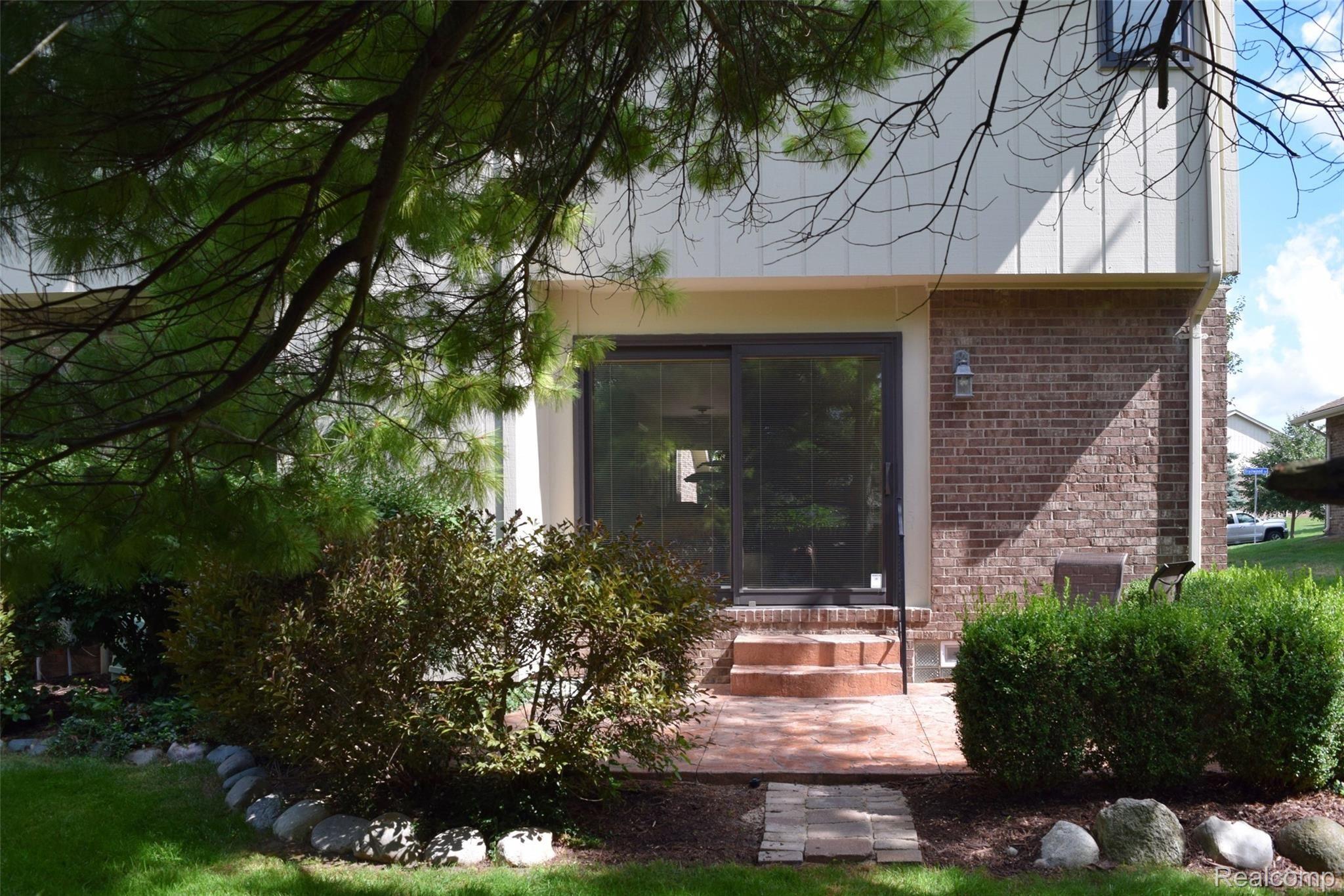 2893 Meadowbrook Drive Rochester, MI 48309 - Photo 5 of 36 DSC_0154.jpg