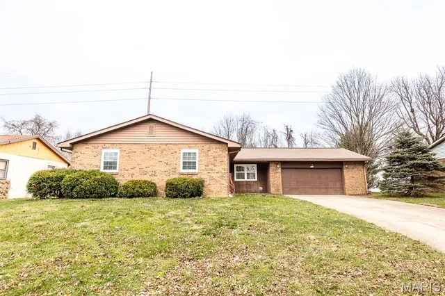 $243,000 | 121 Blanc-Lee Drive, Belleville, IL 62226