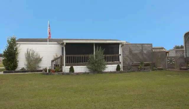 a view of a house with backyard