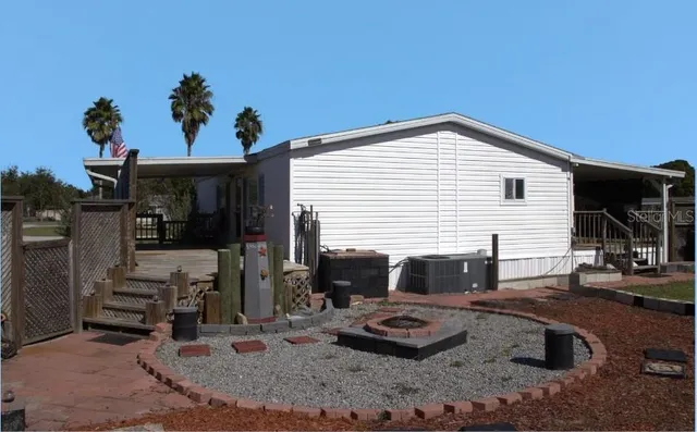 a view of a house with backyard