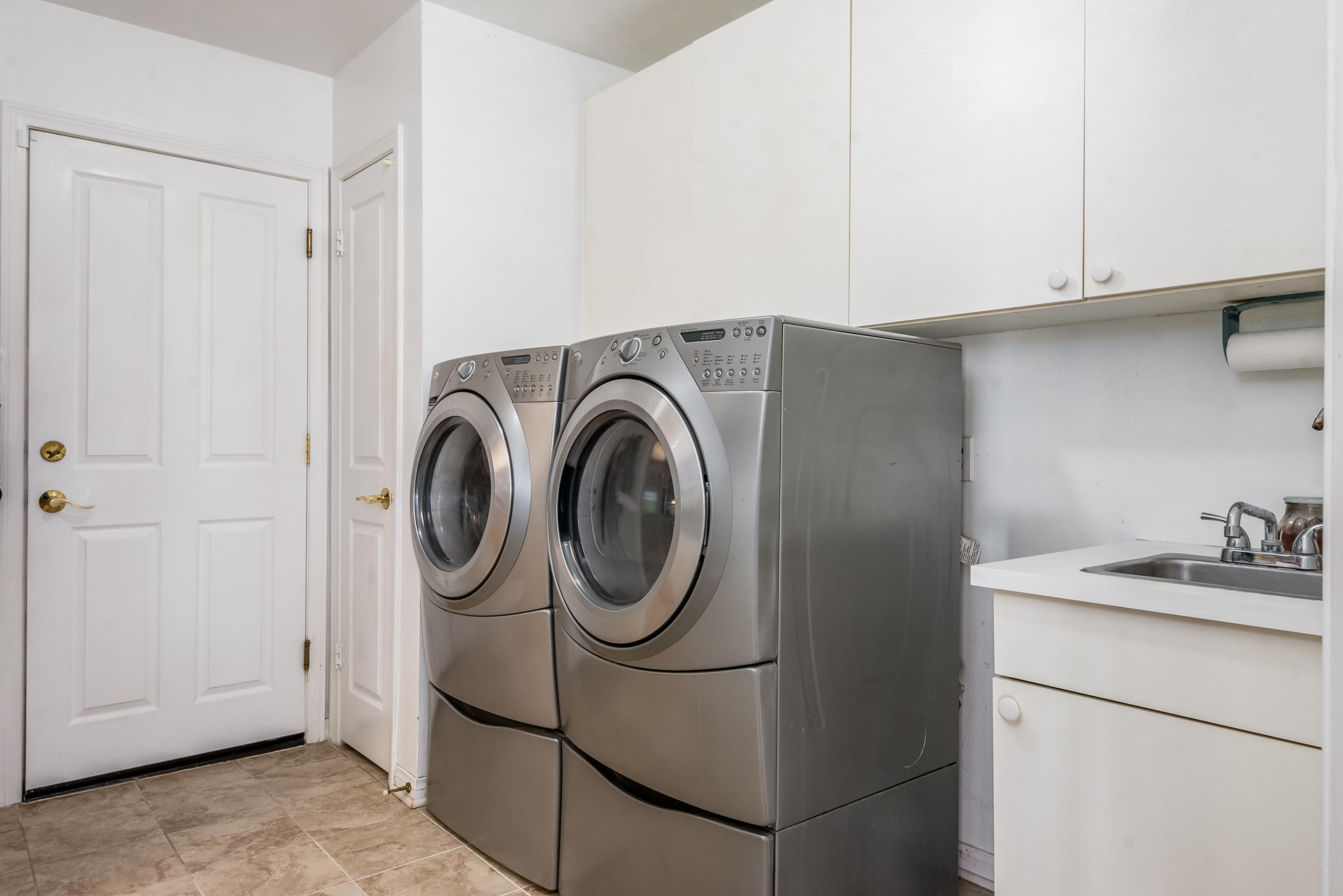 3998 Primavera Road Santa Barbara, CA 93110 - Photo 23 of 41 Laundry