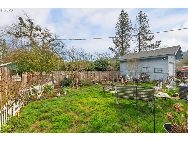 $264,000 | 419 West Agee Street, Roseburg, OR 97471