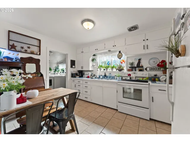 $264,000 | 419 West Agee Street, Roseburg, OR 97471